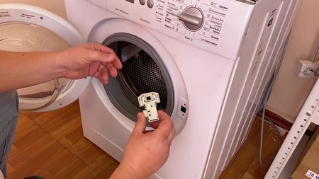 Стиральная машина Индезит не открывается дверца люка